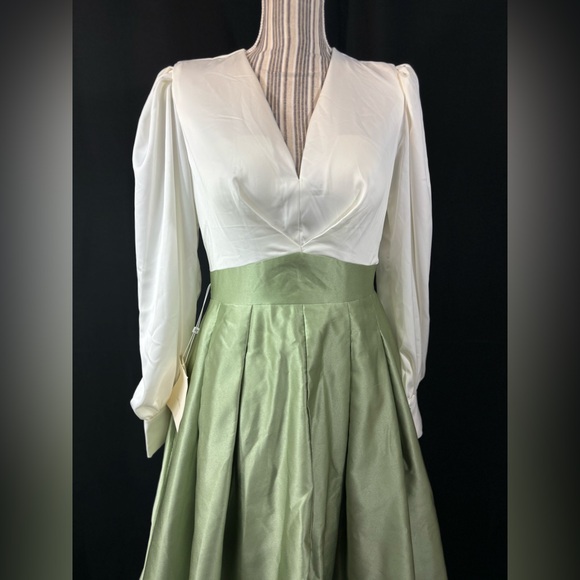 Elegant Green Maxi Pleated A-Line Dress - Picture 2 of 8